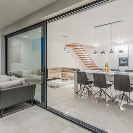 The Boat For 6 2 Near With Sea View & Infinity Pool At Balcony