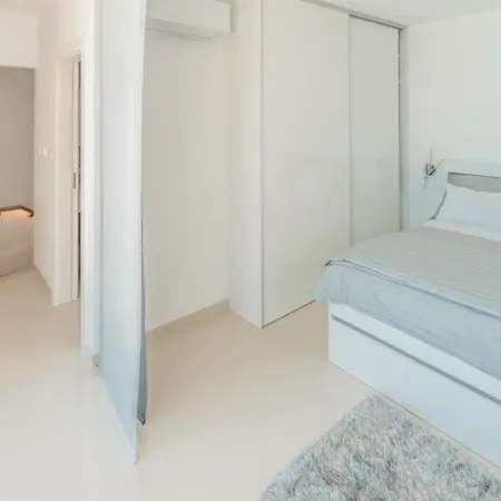 The Boat For 6 2 Near With Sea View & Infinity Pool At Balcony Villa Opatija